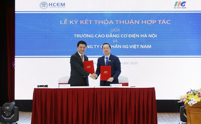 Hanoi College for Electro-Mechanics and IIG Vietnam cooperate in implementing the field of English and Informatics following the international standards