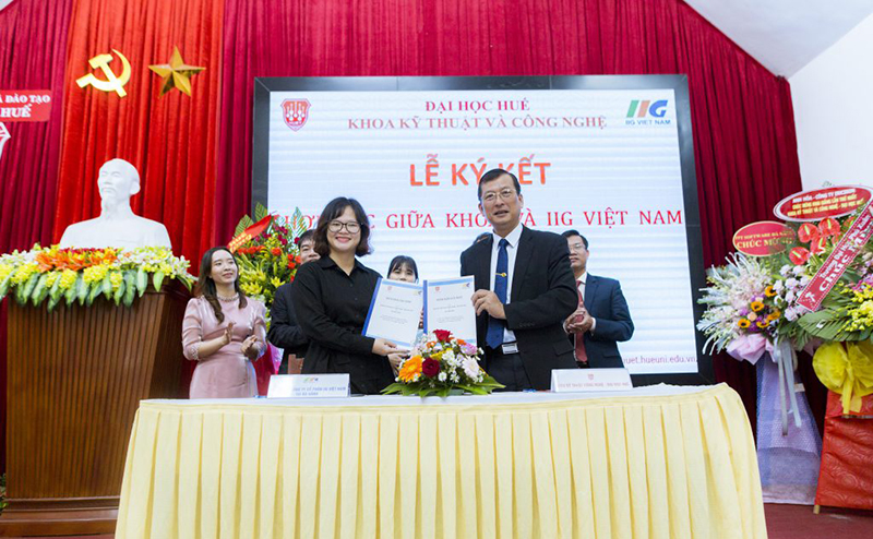 IIG Vietnam and Hue University School of Engineering and Technology cooperate in implementing the assessment of English and IT according to international standards