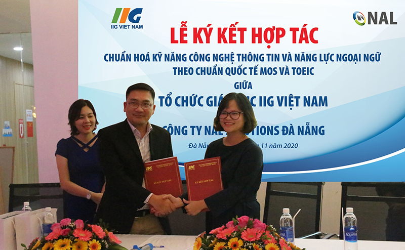 IIG Vietnam “shakes hands” with NAL Solutions Da Nang to standardize English and IT skills for staff following the international TOEIC and MOS standards