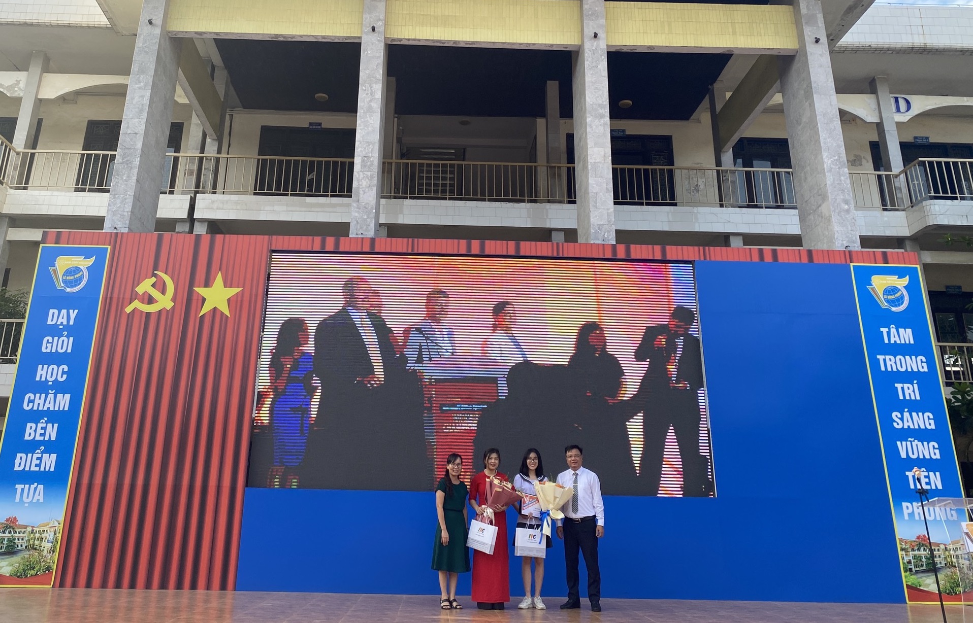 Trường THPT Chuyên Lê Hồng Phong – Nam Định vinh danh khen thưởng học sinh đạt thành tích xuất sắc và có giải quốc tế MOS