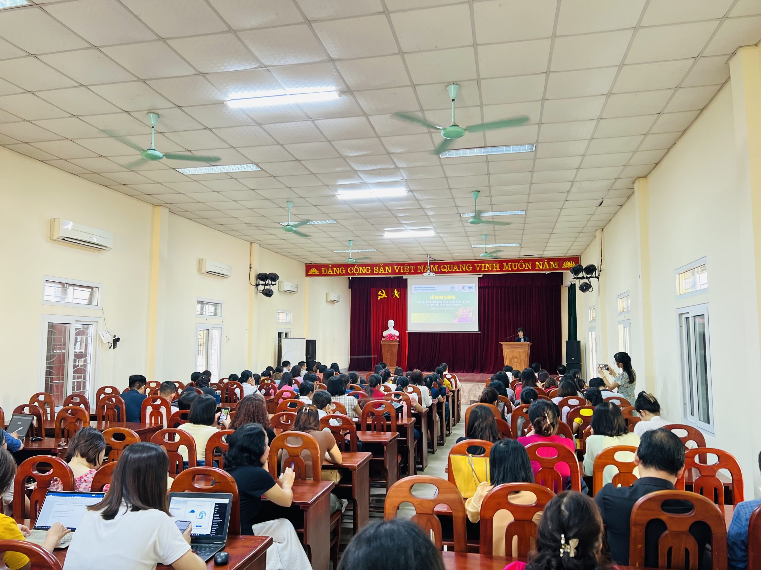 Lễ khai giảng Khóa đào tạo bồi dưỡng nâng chuẩn quốc tế TOEIC cho giáo viên tiếng Anh phổ thông tỉnh Nghệ An